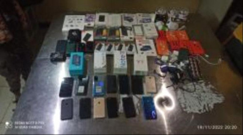 القبض على متهم بسرقة محل هواتف نقالة في العاصمة عدن