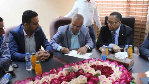 بحضور الخُبجي.. التوقيع على عقد مشروع صيانة وإعادة تأهيل طريق الذنبة في لحج