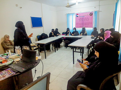 الأمانة العامة بالانتقالي تنظم دورة تدريبية في الحرف اليدوية للفتيات