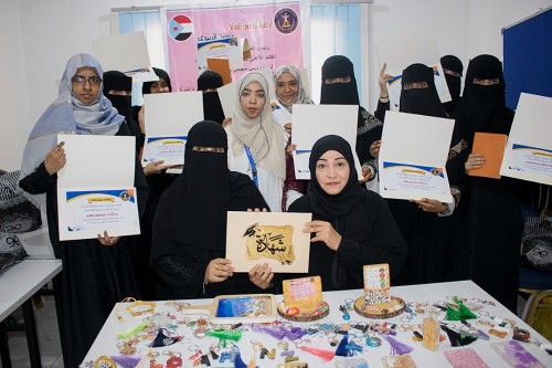 الأمانة العامة بالانتقالي تختتم دورة تدريبية في مهارة الحرف اليدوية والريزاين للفتيات