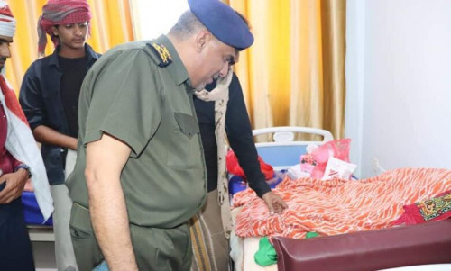 العميد المنهالي يزور جرحى الحادث الإجرامي الذي استهدف مسجد الزيار بمديرية يبعث