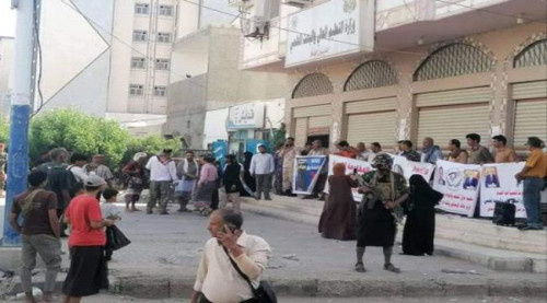 وقفة احتجاجية للتنديد بفساد المنح الدراسية والمطالبة بإقالة الوصابي