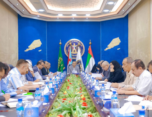 رئاسة الانتقالي تشدد على الجدية في عمل الحكومة لتجفيف منابع الفساد في القطاع النفطي ونقل مقرات الشركات إلى العاصمة عدن