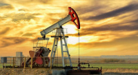 النفط يغلق على ارتفاع وسط ضعف الدولار