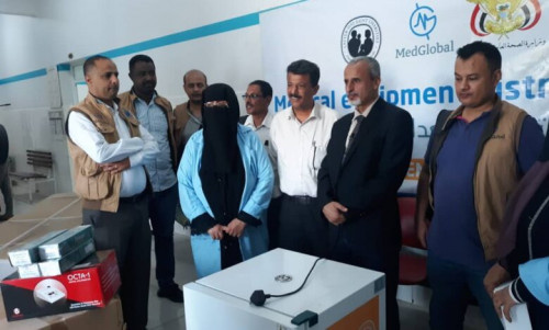 عدن.. تسليم معدات طبية لمركز التوليد بالمعلا
