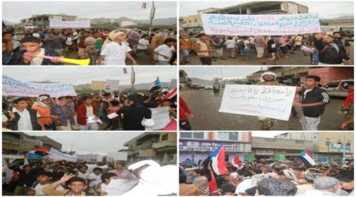 أبين.. تظاهرة حاشدة في أحور للمطالبة بإقالة القيادات الإخوانية وتحسين الأوضاع
