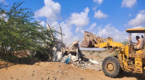 بتوجيهات المحافظ لملس.. حملة أمنية لإزالة البناء العشوائي على أراضي الجمعيات السكنية في العاصمة عدن