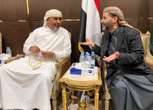 الرئيس الزُبيدي يؤدي واجب العزاء في وفاة الشيخ صادق الأحمر
