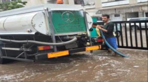 بدء شفط مياه الأمطار في شوارع المعلا بالعاصمة عدن