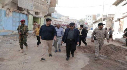 المحافظ بن ماضي يتفقد عددا من مشاريع الطرق بمدينة المكلا