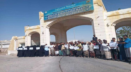 وقفة احتجاجية بجامعة حضرموت لتحسين رواتب المتعاقدين