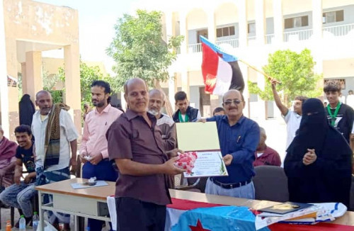 انتقالي البريقة يُكرم عددا من المعلمين والمعلمات في مدرسة صافر الأساسية بالمديرية