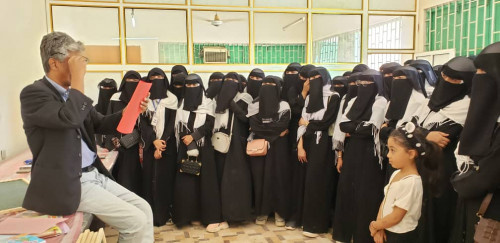 مركز الوسائل التعليمية بوادي حضرموت يطلع طالبات ثانوية شبام للبنات على أهداف وآليات إنتاح الوسائل التعليمية 