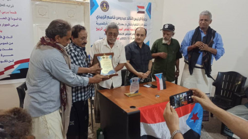 انتقالي دارسعد يُكرّم الشاعر الجنوبي المناضل علي الربيح