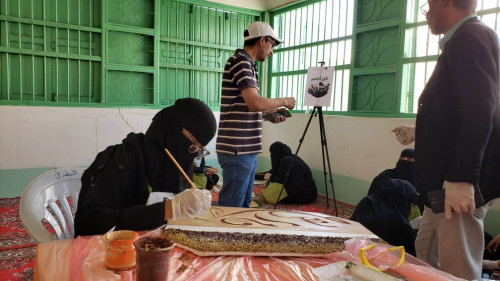 فتيات يحفرن الصخر ألوانا.. منتدى آرت مكس يختتم مشروع فن أخضر في سيئون