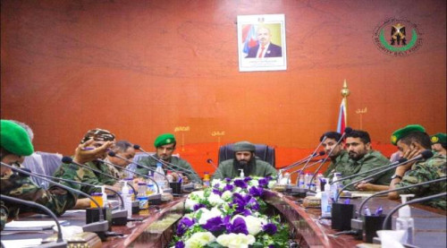 العميد الوالي يترأس اجتماعاً بقادة الأحزمة الأمنية في مقر القيادة العامة بالعاصمة عدن