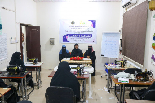 الأمانة العامة بالانتقالي تدشن دورة في مجال الخياطة لعدد من فتيات العاصمة عدن