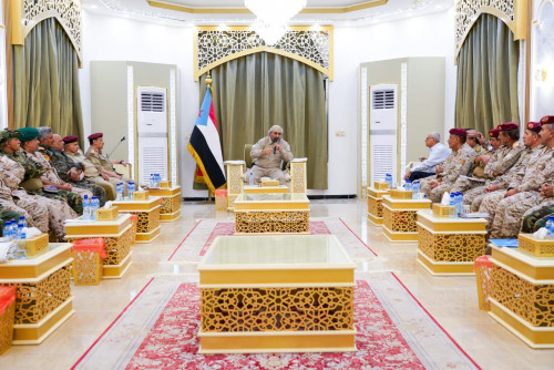 الرئيس الزُبيدي يترأس اجتماعا موسعا للقيادات العسكرية الجنوبية