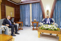 الرئيس الزُبيدي يلتقي السفير المصري