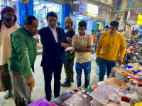 العميد بايعشوت يشيد بتنظيم السوق الشعبي بمنطقة الشرج بالمكلا ويطّلع على أعمال الرصف