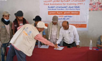 السلطة المحلية والانتقالي بالحصين يدشنان صرف المساعدات النقدية لمنظمة كير