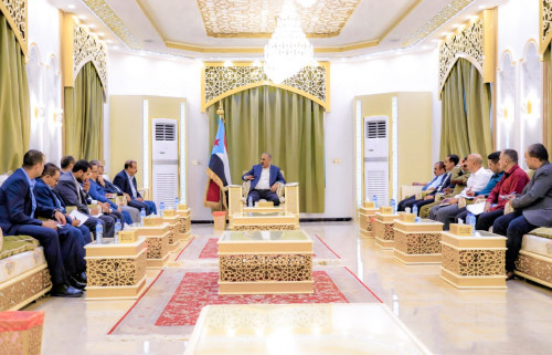 الرئيس الزبيدي يطّلع على سير عمل لجنة الهيكلة ويشدد على سرعة استكمال مهامها