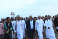 الشيخ باكريت يطمئن على اللواء الصبيحي ويهنئه بحريته