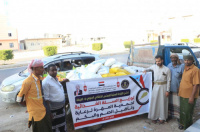 انتقالي الغيضة يدشن توزيع المساعدات الغذائية لشريحة الصم والبكم