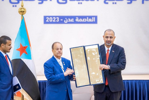 الرئيس الزُبيدي يشهد مراسم التوقيع على الميثاق الوطني الجنوبي