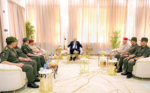 الرئيس الزُبيدي يبحث مع الوفد العسكري المصري سُبل التعاون والتنسيق المشترك