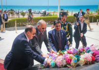 الرئيس الزُبيدي ونائباه يزورون ساحة شهداء تحرير ساحل حضرموت ويضعون إكليلا من الورود على النصب التذكاري