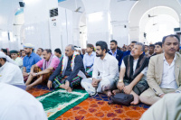 الرئيس الزُبيدي يؤدي صلاة الجمعة مع جموع المصلين بجامع عمر بالمكلا