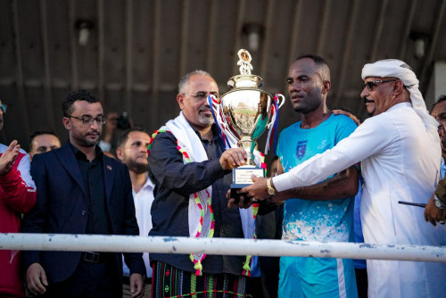 الرئيس الزُبيدي يشهد مباراة الذكرى الـ29 لفك الارتباط
