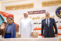 الرئيس الزبيدي ونائباه يعقدون لقاء موسعا مع المشايخ والمقادمة والأعيان والشخصيات الاجتماعية بمحافظة حضرموت