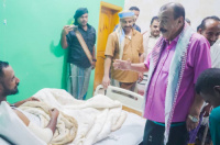 اللواء بن بريك يطمئن على أحوال ضباط وأفراد حمايته الشخصية من جرحى الحادث المروري