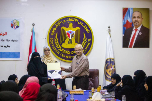 انتقالي العاصمة عدن يكرم عدداً من قدامى المعلمات في المدارس الابتدائية والثانوية