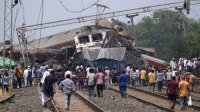 وزير السكك الحديد الهندي يكشف سبب كارثة القطارين