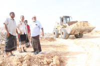 انتقالي غيل باوزير ينفذ مبادرة ردم البرك المائية في المديرية