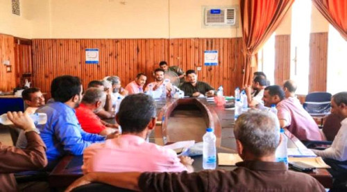 مدير عام البريقة يتوعد بمحاسبة المتورطين بقضايا الفساد ونهب المال العام