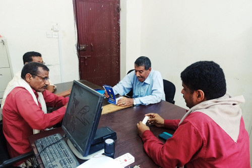 انتقالي أبين يتفقد مكتب الصناعة والتجارة في المحافظة