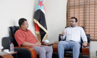 العولقي يلتقي الصحفي عبدالرحمن انيس ويشيد بتغطياته الصحفية الموضوعية