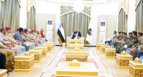 الرئيس الزُبيدي يترأس اجتماعا للقادة العسكريين والأمنيين بالعاصمة عدن