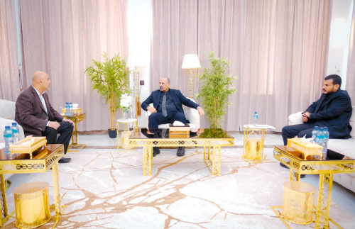 الرئيس الزُبيدي يطّلع على البرامج التطويرية التي تنفذها مؤسسة الاتصالات