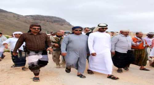 بتمويل إماراتي.. محافظ سقطرى يدشن مشروع سفلتة طريق ستروة قعرة جنوب المحافظة
