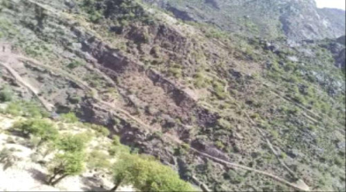 ناشد الجهات المعنية الوقوف بجانبه.. مواطن في الأزارق حمادة يتمكن من شق طريق جبلي وعر بطول 1000م