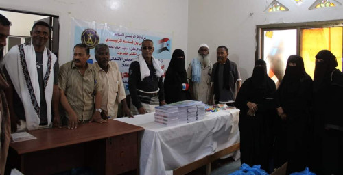 انتقالي المكلا يدشن توزيع الأدوات المدرسية على طلاب الأسر الفقيرة بالمديرية