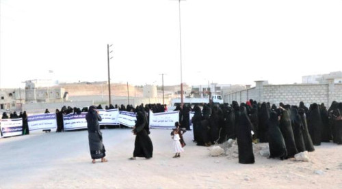 وقفة احتجاجية نسوية في المهرة تندد بتردي الخدمات وتدهور الأوضاع المعيشية