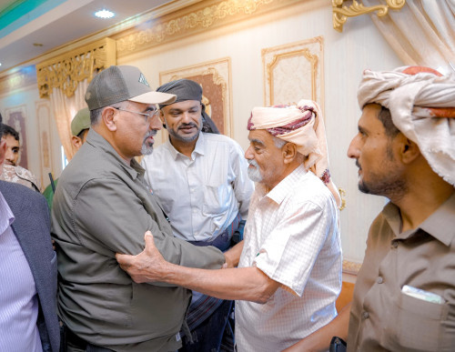 الرئيس الزُبيدي يزور أسرة الشهيد البطل عبداللطيف السيّد بأبين 