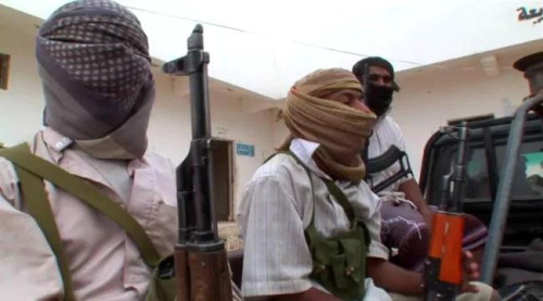 مليشيا الحوثي تفرج عن 7 عناصر من تنظيم القاعدة