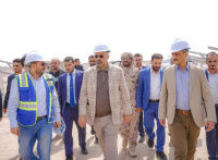 الرئيس الزُبيدي يتفقد سير العمل في مشروع محطة الطاقة الشمسية بالعاصمة عدن
